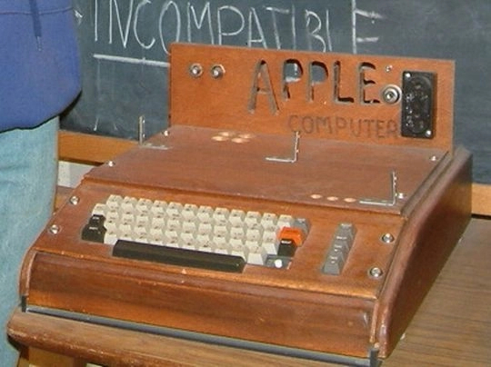 Apple I � ����������� � � ���������� �������. ����: <a href="https://pikabu.ru/story/yabloko_s_izyanom_stiv_dzhobs_obeshchal_svobodu_no_sozdal_usloviya_dlya_slezhki_14437244?u=http%3A%2F%2Fwikipedia.org%2F&t=wikipedia.org&h=a2ab922f31c507701b48df398439fe51172477ae" title="http://wikipedia.org/" target="_blank" rel="nofollow noopener">wikipedia.org</a>