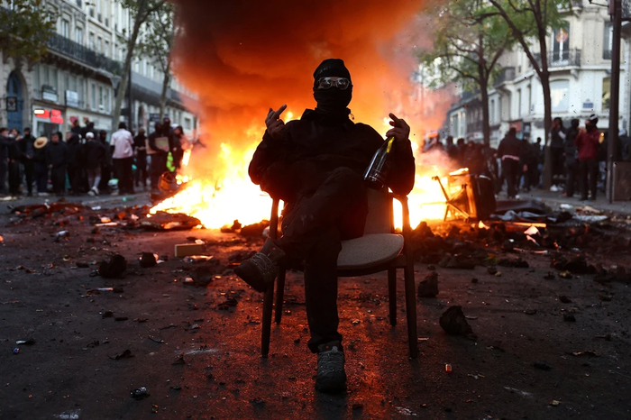 Париж из-за протестов стал копией Киева во время майдана. Фото: REUTERS.
