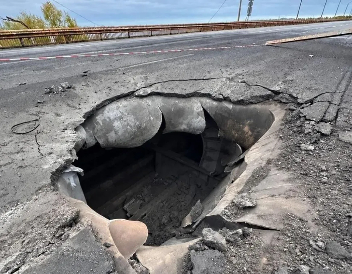 Так выглядит Южный мост в Днепропетровске после попадания ФАБ