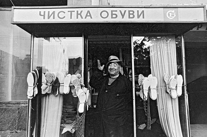 Чистильщик обуви и его палатка, 1980-е.